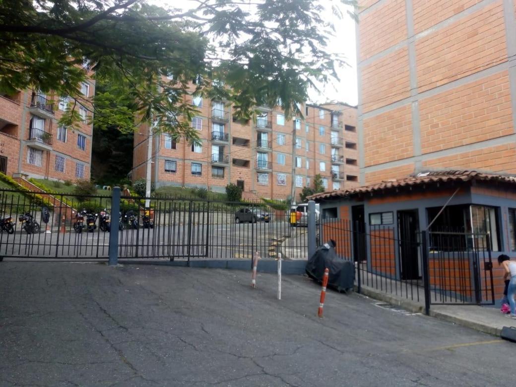 Apartamento 201 Amplio Y Comodo Medellin 90 Mts Luaran gambar