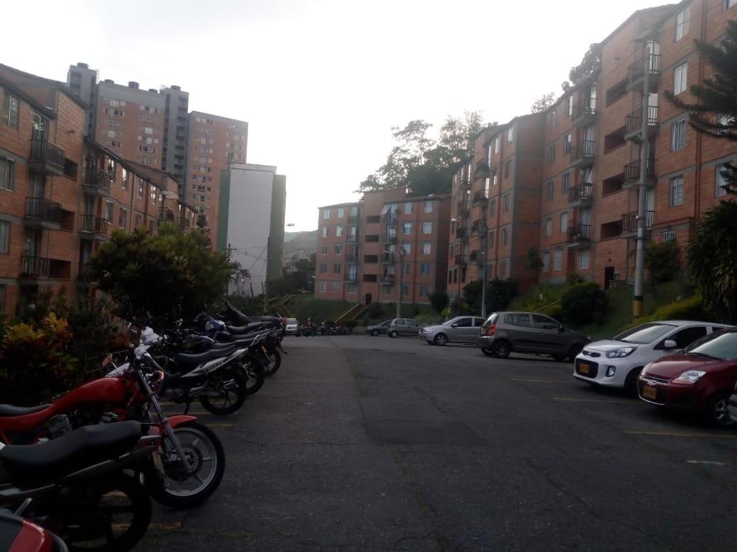 Apartamento 201 Amplio Y Comodo Medellin 90 Mts Luaran gambar